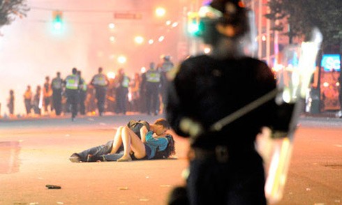 Bức ảnh đôi nam nữ hôn nhau trong vụ gây rối ở Vancouver (Canada) ngày 15/6 của tác giả Rich Lam được phát tán chóng mặt trên Twitter, Facebook. Cư dân mạng tin họ làm vậy là để truyền tải thông điệp về tình yêu, hòa bình. Giới truyền thông cũng đua nhau xác định danh tính của hai người này.