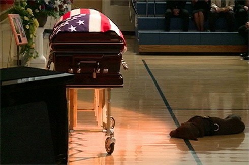 Cư dân mạng xúc động trước hình ảnh con chó Hawkeye nằm dài bên quan tài chủ nhân Jon Tumilson - một trong 30 lính Mỹ tử vong tại Afghanistan vào ngày 6/8. Ảnh: Buzzfeed.
