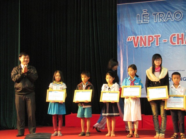 Ông Phạm Hồng Quang-Phó GĐ Sở TT-TT tỉnh Quảng Nam chúc mừng các em học sinh được nhận học bổng