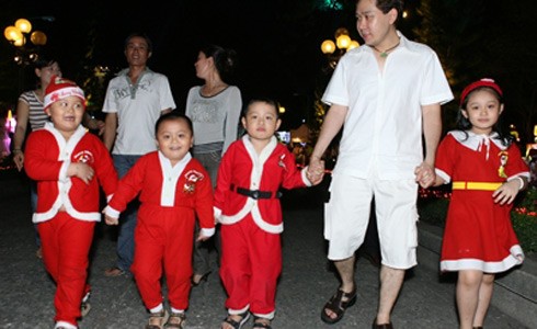 Trẻ em Việt Nam ở thành thị có xu hướng biết đến những ngày lễ phương Tây nhiều hơn. ảnh: TN