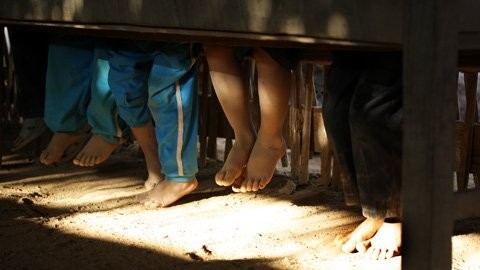 Những học sinh mẫu giáo ở Trường tiểu học Nguyễn Bá Ngọc (Xã Quảng Hòa, huyện Đăk Glong, tỉnh Đăk Nông) hàng ngày phải ngồi học trên những bộ bàn ghế quá khổ khiến rất mỏi vì chân không thể chạm đất.