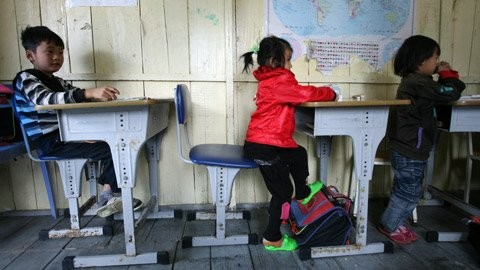 Những tư thế lạ do bàn ghế quá cao trong giờ học tại lớp 1, điểm trường Cửa Vạn, Trường TH & THCS Hùng Thắng (Phường Hùng Thắng, TP Hạ Long).