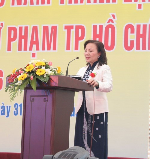 Thứ trưởng Bộ GD& ĐT Nguyễn Thị Nghĩa phát biểu tại buổi lễ