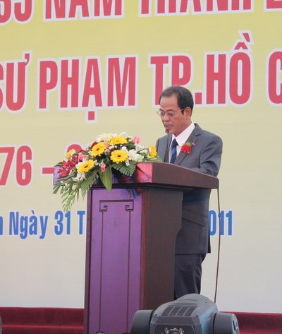 TS Bạch Văn Hợp- Hiệu trưởng nhà trường phát biểu tại buổi lễ