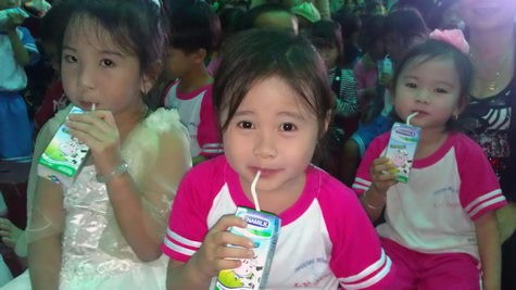 Nụ cười hồn nhiên của trẻ em Lý Sơn sau khi nhận sữa từ chương trình “Vươn Cao Việt Nam 2012”