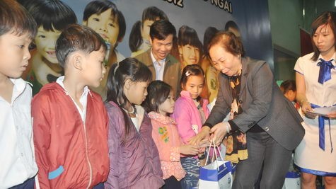 Bà Nguyễn Thị Doan, Phó Chủ tịch nước trực tiếp trao quà cho trẻ em huyện đảo Lý Sơn