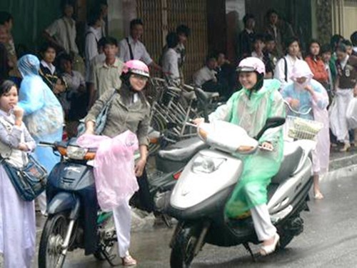 Học sinh Đà Nẵng đi xe máy đến trường sẽ bị phạt nặng. Ảnh Xuân Tuyết