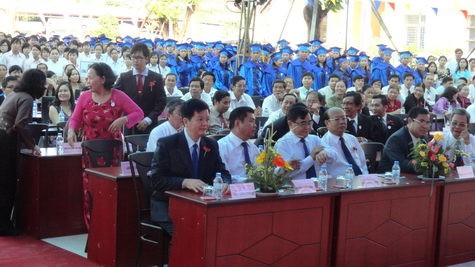 Đông đảo giảng viên - sinh viên đến dự lễ trao bằng tốt nghiệp