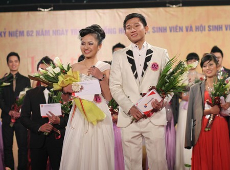 Nguyễn Xuân Dũng (ĐH Kinh tế Quốc dân) cùng Nguyễn Thị Tuyết Anh (ĐH Luật) nhận giải nhất của cuộc thi.
