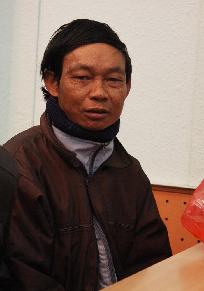 Chú Nguyễn Cao Thắng, 50 tuổi, quê ở Hải Đồng- Hải Hậu- Nam Định, đã chạy thận được một năm nay. Mỗi tháng chi phí cho chạy thận là 3,5 triệu. Nhà xa, nghề chính của gia đình là sản xuất nông nghiệp nên rất khó khăn.