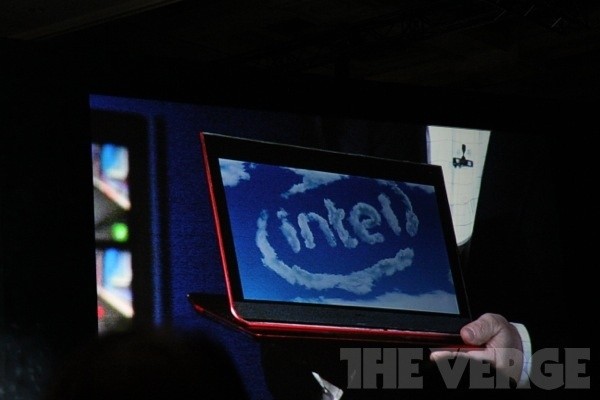 Mẫu máy Intel mang đến CES dùng chip Ivy Bridge và có thể sẽ có đồ họa tích hợp cũng như công nghệ NFC. Intel cũng demo chơi game trên chiếc tablet này bằng cách dùng điện thoại làm điều khiển từ xa. Chi tiết cấu hình không được tiết lộ nhưng có vẻ màn hình máy rơi vào khoảng 12 inch đến 13 inch.