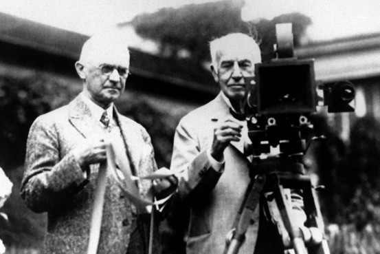 Ông George Eastman, trái, và nhà phát minh lừng lẫy Thomas Edison, với phát minh về máy ảnh. (Ảnh WSJ)