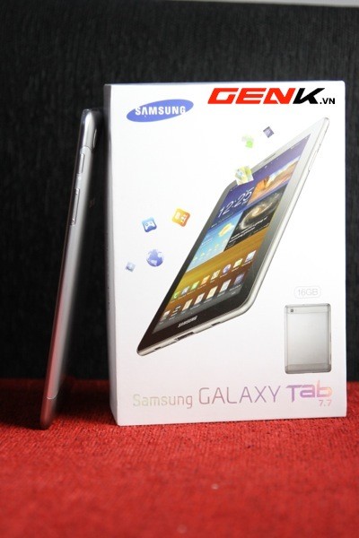 Tuy nhiên nhờ vào chiều dày rất khiêm tốn cộng chỉ 8mm với trọng lượng không lớn lắm (340g) Galaxy Tab 7.7 vẫn cho cảm giác sử dụng rất thoải mái, không hề cồng kềnh hoặc vướng víu như các tablet 10 inch khác.