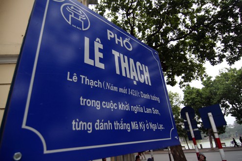 Lãnh đạo UBND quận Hoàn Kiếm cho hay, đang thí điểm lắp đặt biển có chỉ dẫn thông tin ở 10 tuyến phố tại trung tâm quận Hoàn Kiểm để lấy ý kiến người dân.