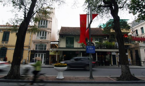 Những ngày đầu xuân Nhâm Thìn, trên nhiều tuyến phố của Hà Nội xuất hiện các tấm biển tên đường khá lạ, ghi tóm tắt tiểu sử, công lao của các danh nhân, anh hùng dân tộc.