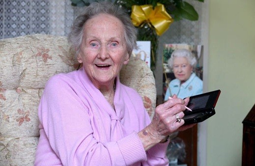 Cụ Kathleen Connell nay đã hơn 100 tuổi chia sẻ bí quyết sống lâu của mình là chơi game.