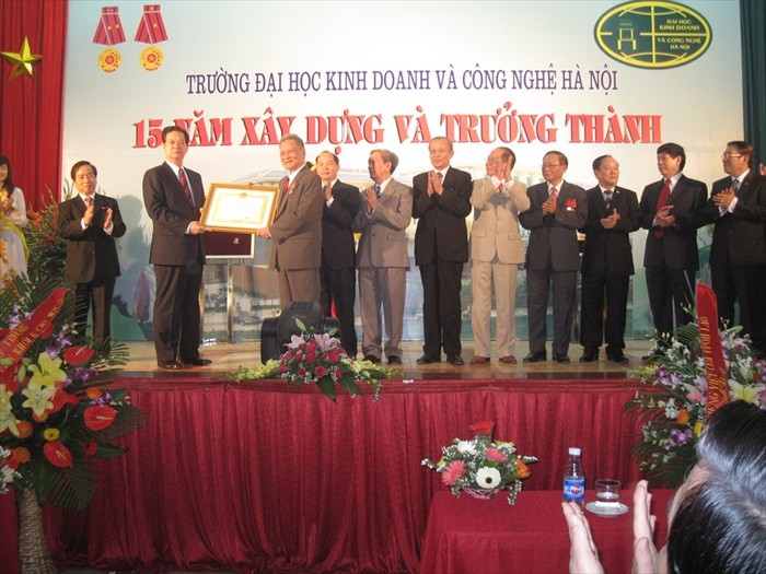 Thủ tướng Nguyễn Tấn Dũng trao tặng Huân chương lao động hạng nhì cho tập thể nhà trường