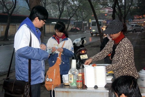 Đức và một bạn nữa cùng trường đi học sớm, không kịp ăn sáng ở nhà nên mua đồ ăn sáng tại cổng trường. Ảnh, gdtd.vn