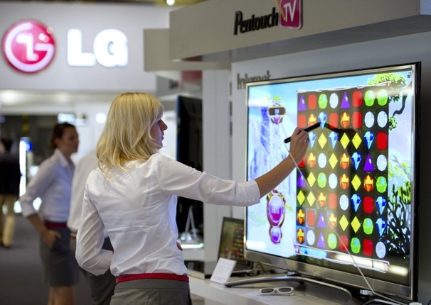 Smart TV mới của LG hỗ trợ 3D, điều khiển bằng giọng nói, kết nối Wifi và có thể hiển thị cả nội dung Flash và HTML5 khi duyệt web. Điều khiển từ xa Magic Remote dùng màn hình cảm ứng thay cho nút bấm trước đây.