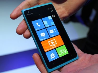 Còn nếu bạn đang muốn 1 siêu phẩm mới? Hãy chờ khoảng 1-2 tháng nữa để được sở hữu Windows Phone xuất sắc nhất tại thời điểm này: Nokia Lumia 900.