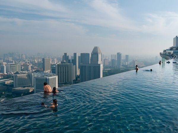 Bể bơi vô cực ở Vịnh Marina, Singapore. Từ đây, bạn có thể nhìn thấy toàn cảnh hòn đảo xinh đẹp này - Ảnh: Chia Ming Chien