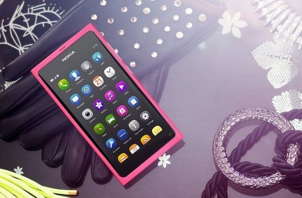 Nokia Lumia 800/Nokia N9 Pink Có thể nói Lumia 800/N9 là 1 trong những smartphone có thiết kế đẹp nhất từ trước đến nay. Lớp vỏ làm từ 1 miếng polycarbonat 1 màu của máy cùng màn hình trước viền đen đã tạo nên 1 kiệt tác mà một khi đã chạm vào bạn sẽ cảm thấy không nỡ đặt xuống. Cả Nokia Lumia 800 và N9 đều mang đến những cảm nhận mới mẻ không chỉ qua thiết kế mà còn cả hệ điều hành máy sử dụng. Windows Phone 7 với giao diện Metro sinh động và Live Tiles hữu ích hay MeeGo đơn giản dễ dùng đều là những lựa chọn “đáng tiền”.