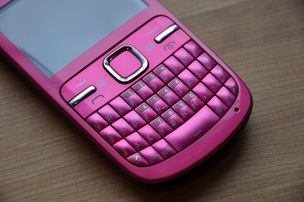 Nokia C3 Pink Dù không thể so sánh với N8 hay Lumia 800 nhưng Nokia C3 vẫn có những đối tượng khách hàng của riêng mình. Hệ điều hành S40 dễ dùng, mức giá rẻ cùng bàn phím QWERTY đầy đủ thuận tiện cho nhắn tin và chia sẻ mạng xã hội của C3 sẽ là những tính năng tuyệt vời cho những người chỉ có nhu cầu đơn giản.