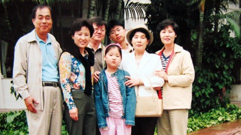 Những người em cùng cha khác mẹ biết tin từ Hàn Quốc sang VN sau đám cưới (ảnh em cùng cha khác mẹ).