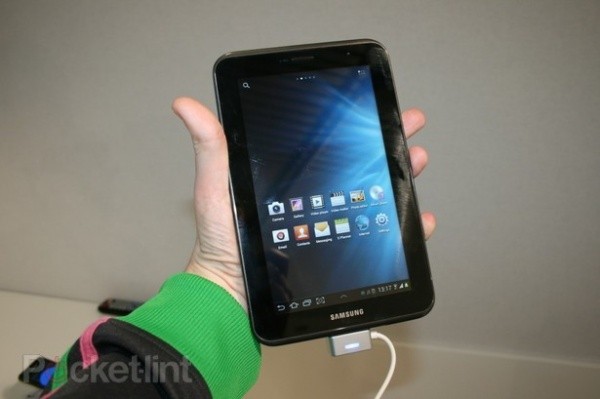 Cấu hình Galaxy Tab 2 cho thấy đây là mẫu tablet tầm trung của Samsung hơn là 1 sản phẩm để "sánh vai" cùng những mẫu Galaxy Tab cao cấp mà Samsung đang bán ra trên thị trường. Vi xử lý lõi kép của Galaxy Tab 2 cho tốc độ 1 GHz, kém hơn so với Galaxy Tab 7.0 Plus (1,2 GHz) và Galaxy Tab 7.7 (1,4 GHz).