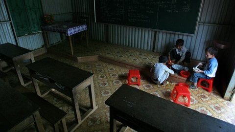 Phòng học kiêm phòng ngủ và cũng là nơi ăn cơm hàng ngày của những học sinh trường tiểu học và THCS Tà Xi Láng (Xã Tà Xi Láng, huyện Trạm Tấu, Yên Bái). Hầu như bữa nào cũng chỉ có cơm trắng.