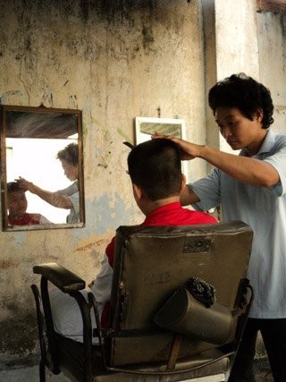 Ảnh bộ xuất sắc Tiệm cắt tóc vỉa hè dân dã từng là nét rất riêng ở Sài Gòn. Ảnh: Nguyễn Thị Thanh Thảo