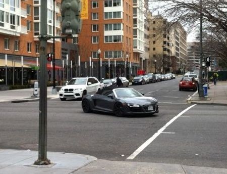 Audi R8 V10 Spyder (đen) giá 165.000 USD và BMW X5 M giá 87.250 USD (trắng)