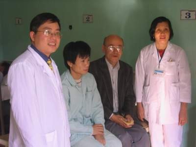 GS. Chirstian Dao (thứ 2 từ phải sang) trong một buổi hội chẩn với các bác sĩ Việt Nam tại Bệnh viện E.
