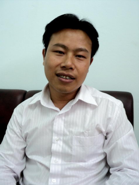 PGS.TS Lê Quân sinh năm 1974 tại Hà Nội. Anh tốt nghiệp trường ĐH Thương mại năm 1996, nhận bằng MBA năm 1998, thạc sĩ chiến lược năm 1999 và tiến sĩ năm 2003 tại Pháp. Năm 2009, anh được phong hàm PGS trẻ nhất ngành kinh tế của Việt Nam.