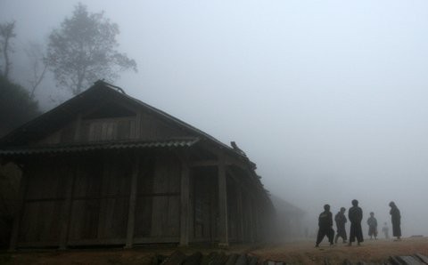 Xã Háng Đồng là một trong những xã xa xôi, khó khăn nhất của huyện vùng cao Bắc Yên (Sơn La). Thời tiết vào mùa đông cực kỳ khắc nghiệt với sương mù dày đặc và nhiệt độ thường xuyên ở mức dưới 10 độ C.