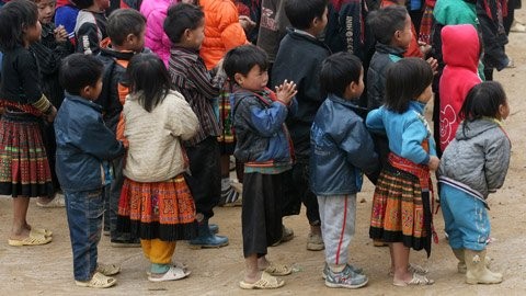 Đa phần những học trò Háng Đồng mặc không đủ ấm, chân không giầy, tất suốt mùa đông.