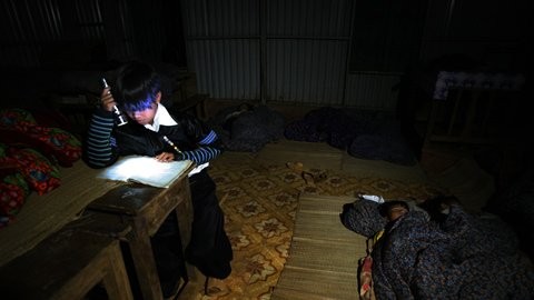 Học trò ở trường TH và THCS Tà Xi Láng (Trạm Tấu – Yên Bái) cũng đều phải dùng đèn pin soi khi học bài do nơi đây cũng chưa có điện. Trong ảnh là học sinh lớp 7 Sùng A Dơ đang tranh thủ ôn bài buổi tối.