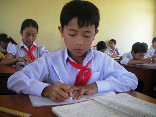 Nguyễn Tấn Lâm học sinh lớp 6B, trường THCS Đồng Khởi (xã Hòa Thịnh, huyện Tây Hòa, tỉnh Phú Yên) là học sinh giỏi 5 năm liền