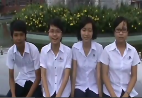Nhóm học sinh giành giải nhất từ phải sang: Trần Lê Kỳ Duyên, Nguyễn Thúc Thảo Tiên, Trần Bích Trâm, Cao Đức Thoại (ảnh chụp từ clip)