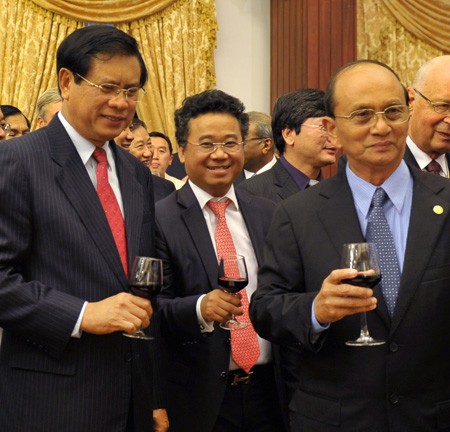 Ông Đặng Thành Tâm và Thủ tướng Lào Bouasone Bouphavanh (trái), Thủ tướng Myanma Thein Sein (phải)