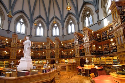 Thư viện Quốc hội Canada là một trong những thư viện đẹp nhất trên thế giới. Ở giữa phòng đọc của thư viện có đặt một bức tượng của Nữ hoàng Victoria.