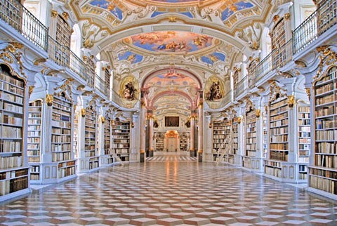 Thư viện của tu viện Admont. Nằm trên bờ sông Enns, tu viện Admont được xây dựng năm 1776. Bảy mái vòm của tu viện, trong đó có mái vòm thư viện, đều được họa sĩ người Áo gốc Ý Bartolomeo Antomonte (1694-1783) trang trí bằng tranh tường phong cách Baroque. Thư viện hiện có hơn 200.000 tác phẩm