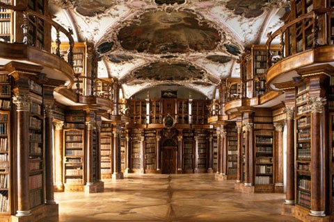 Thư viện Abbey St Gall, Thụy Sĩ được công nhận là một trong những thư viện phong phú nhất trên thế giới thuộc vùng Địa Trung Hải. Nó là nơi chứa một trong các bộ sưu tập sách toàn diện nhất vùng Địa Trung Hải, những cuốn sách được ra đời vào đầu thời kì Trung cổ tại khu vực các nước nói tiếng Đức ở châu Âu
