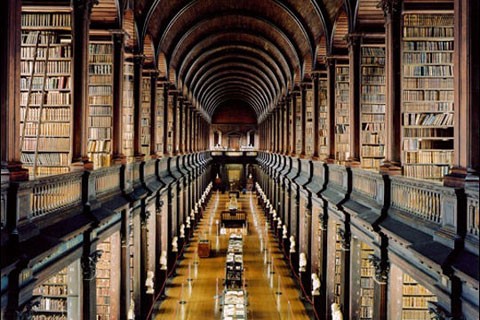 Thư viện Đại học Trinity, thuộc về Đại học Trinity College ở Dublin, là thư viện lớn nhất đất nước Ireland. Được xem là “Thư viện sao chép”, đây là thư viện đóng vai trò sao chép, phổ quát văn hóa học thuật trên toàn đất nước Ireland. Thư viện Đại học Trinity cũng là tiếng nói thể hiện quyền lực của Vương quốc Anh.