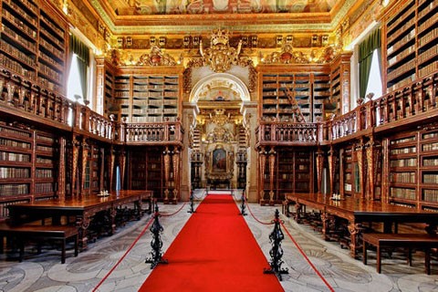 Thư viện Joanina là một tuyệt tác kiến trúc kiểu Baroque, tọa lạc tại Đại học Coimbra, được xây dựng vào thế kỷ XVIII dưới thời trị vì của nhà Vua João V. Thư viện Joanina hiện lưu giữ hơn 250.000 tác phẩm các loại, gồm các trước tác về y học, địa lý học, sử học, nhân loại học, khoa học, các văn bản luật và dân sự, triết học và thần học.