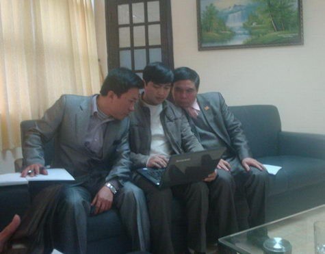 Ông Lương Xuân Duyên (ngoài cùng bên trái), Trưởng cơ sở đào tạo của trường ĐH Công nghiệp TP Hồ Chí Minh khẳng định: "Ở trường không có ai như đối tượng tự xưng là Lê Thanh Hải ".