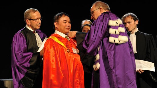 Thứ trưởng Bộ GD-ĐT nhận bằng Tiến sĩ danh dự