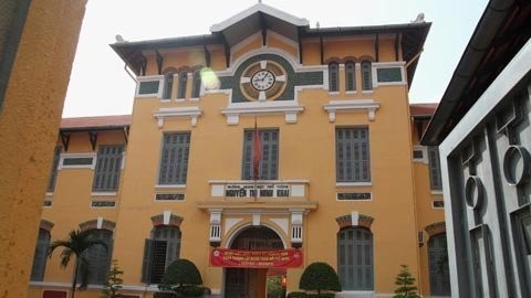 Trường Trung học Phổ thông Nguyễn Thị Minh Khai (còn được gọi là trường nữ Gia Long, trường nữ sinh Áo Tím) được thành lập từ năm 1915, cho đến nay trường Nguyễn Thị Minh Khai là một trong những trường phổ thông lâu đời nhất của nền giáo dục Việt Nam.