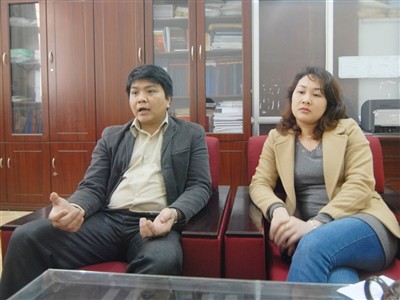 Ông Dương Tuấn Anh và bà Trần Bích Vân làm việc với phóng viên .