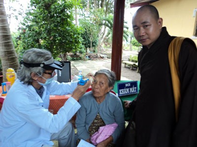 Phối hợp Trường ĐHYK Phạm Ngọc Thạch khám chữa mắt bệnh nhân nghèo